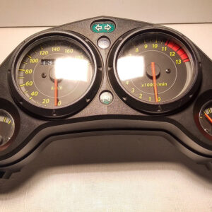 Vista frontal del cuadro de instrumentos analógico con velocímetro y cuentarrevoluciones original para motocicleta Honda CBR 125 R años 2004 a 2006.