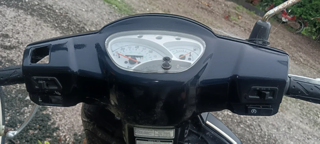 Velocímetro y cuadro de instrumentos para scooter Kymco Like. Recambio original usado, verificado y en buen estado funcional.