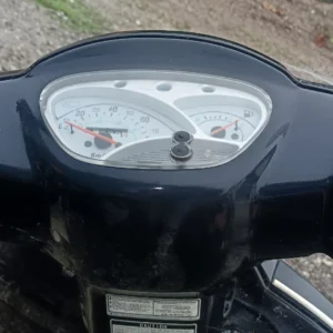 Velocímetro y cuadro de instrumentos para scooter Kymco Like. Recambio original usado, verificado y en buen estado funcional.