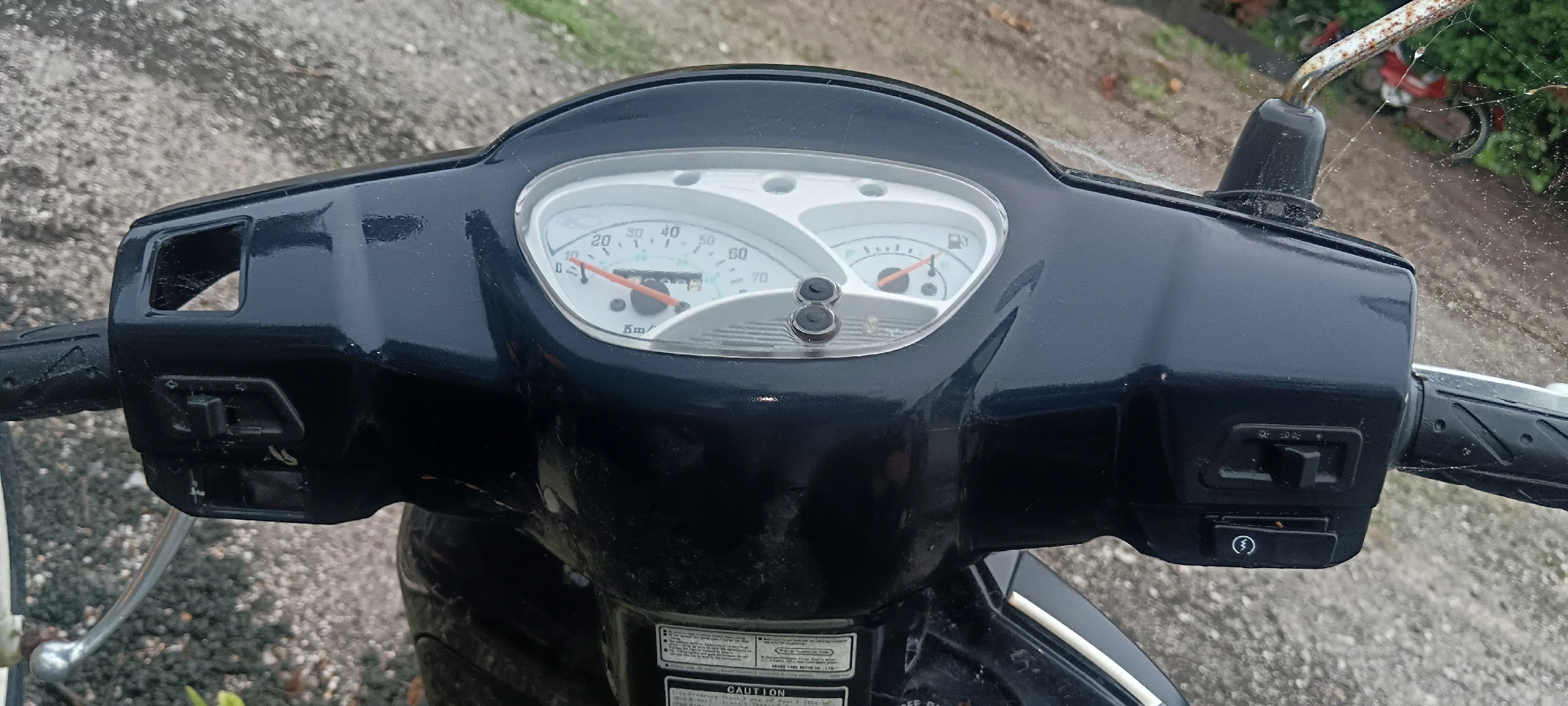 Velocímetro y cuadro de instrumentos para scooter Kymco Like. Recambio original usado, verificado y en buen estado funcional.