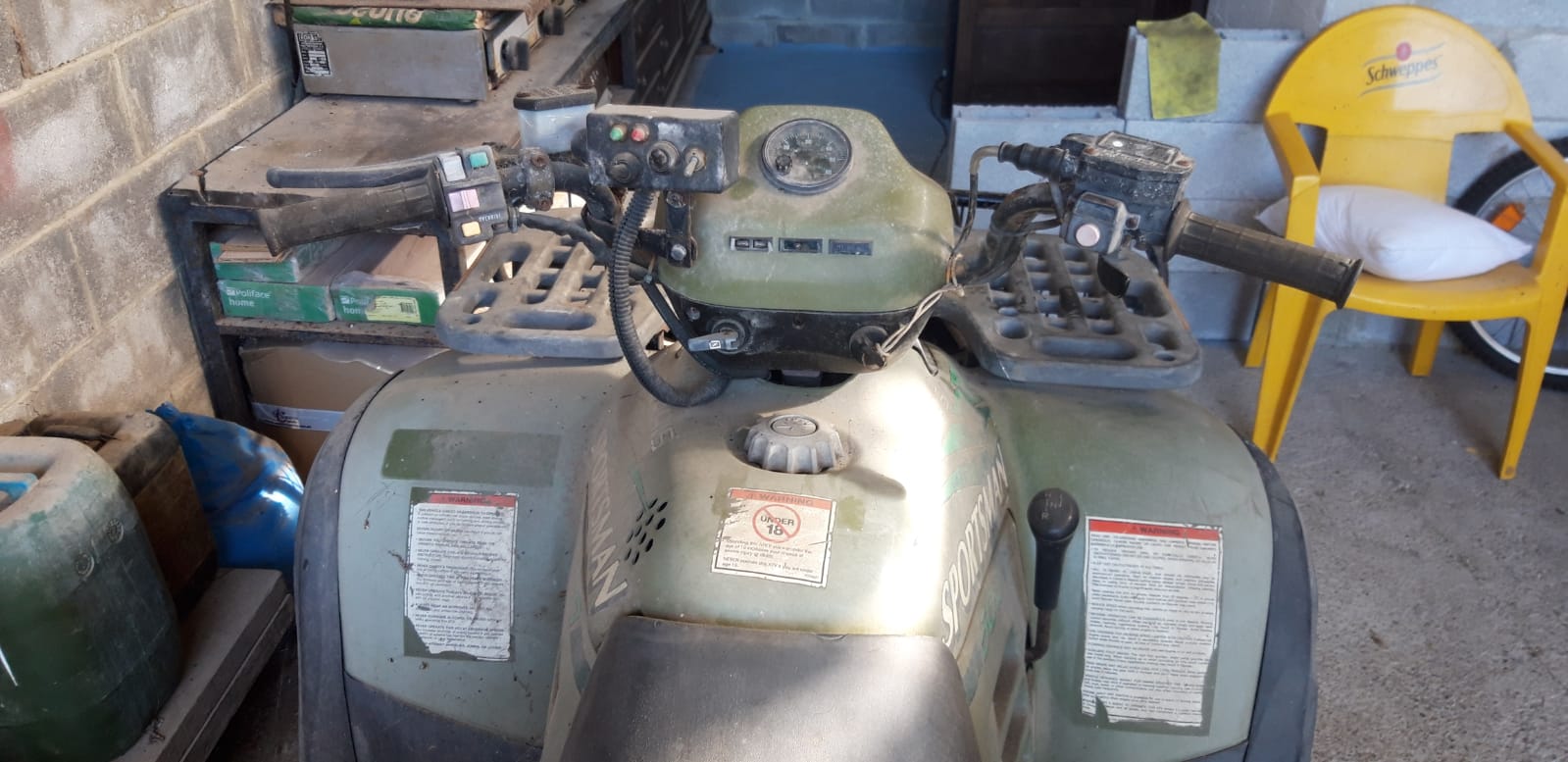 Detalle del cuadro de mandos, manillar y piñas de luces del despiece de Polaris Sportsman 500 (2000).