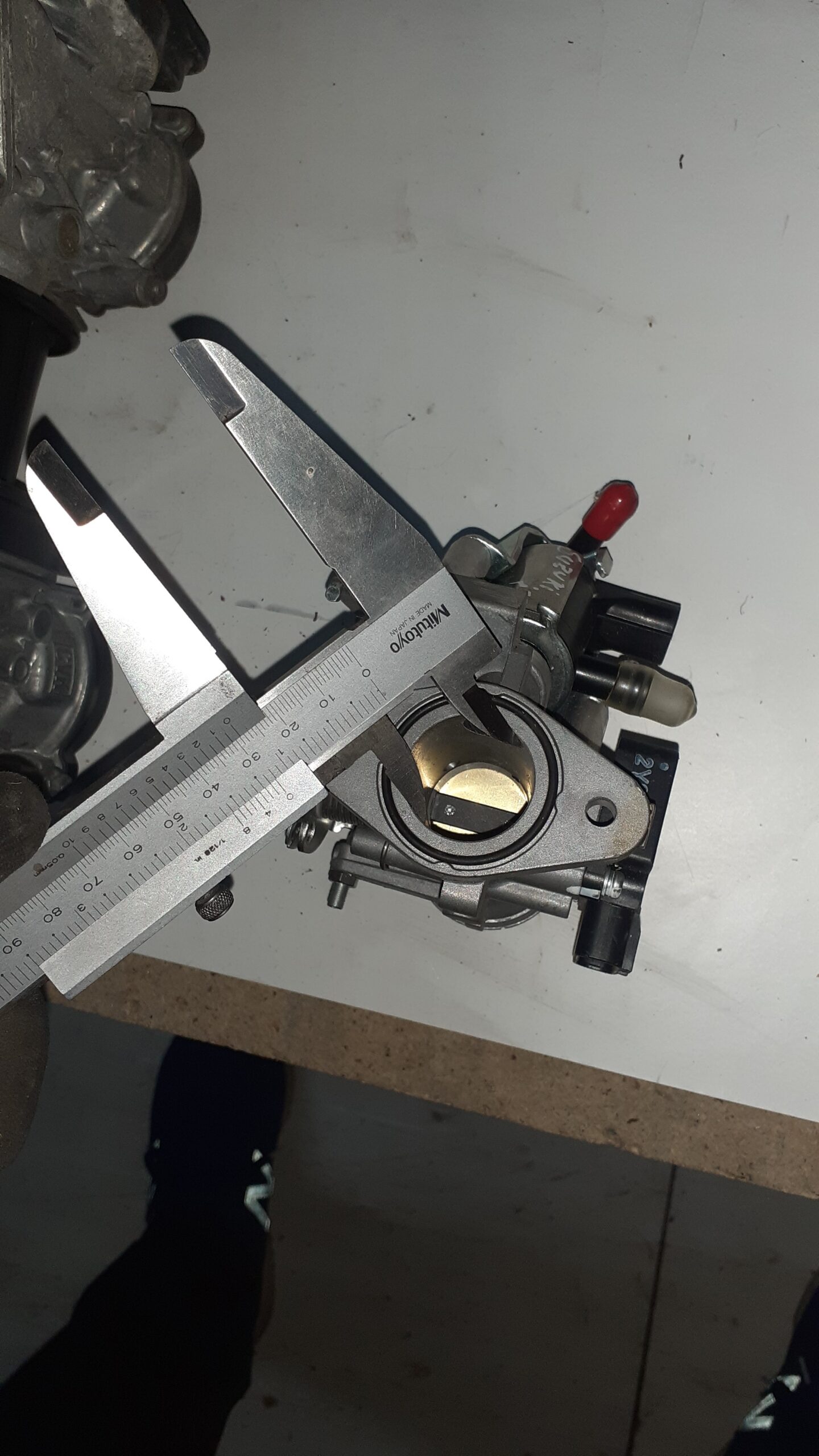 Verificación con calibre del diámetro de la toma de admisión de un cuerpo de inyección para scooter Suzuki Burgman 125.