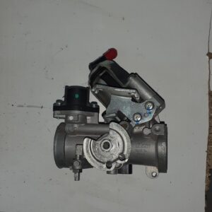 Vista de perfil del cuerpo de inyección para Suzuki Burgman 125 con detalle de la polea del acelerador y sensores de control.