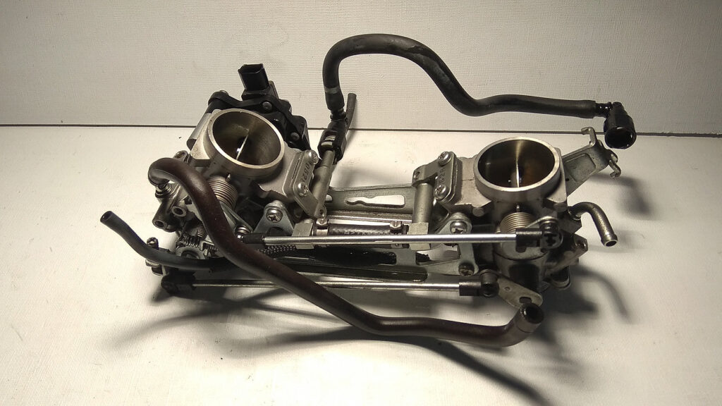 Cuerpo de mariposa y rampa de inyección original para Suzuki V-Strom 650 modelo 2011. Sistema de inyección completo.