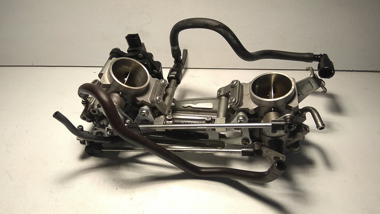 Cuerpo de mariposa y rampa de inyección original para Suzuki V-Strom 650 modelo 2011. Sistema de inyección completo.