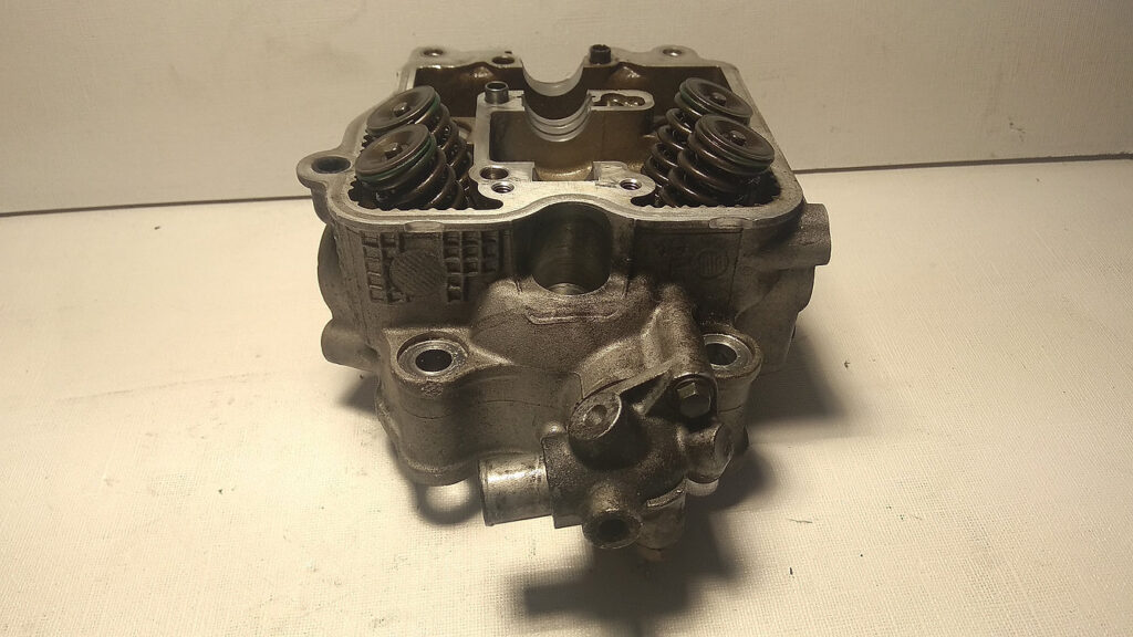Culata de motor original para scooter Suzuki Burgman 125 modelo 2004 con muelles de válvula a la vista.