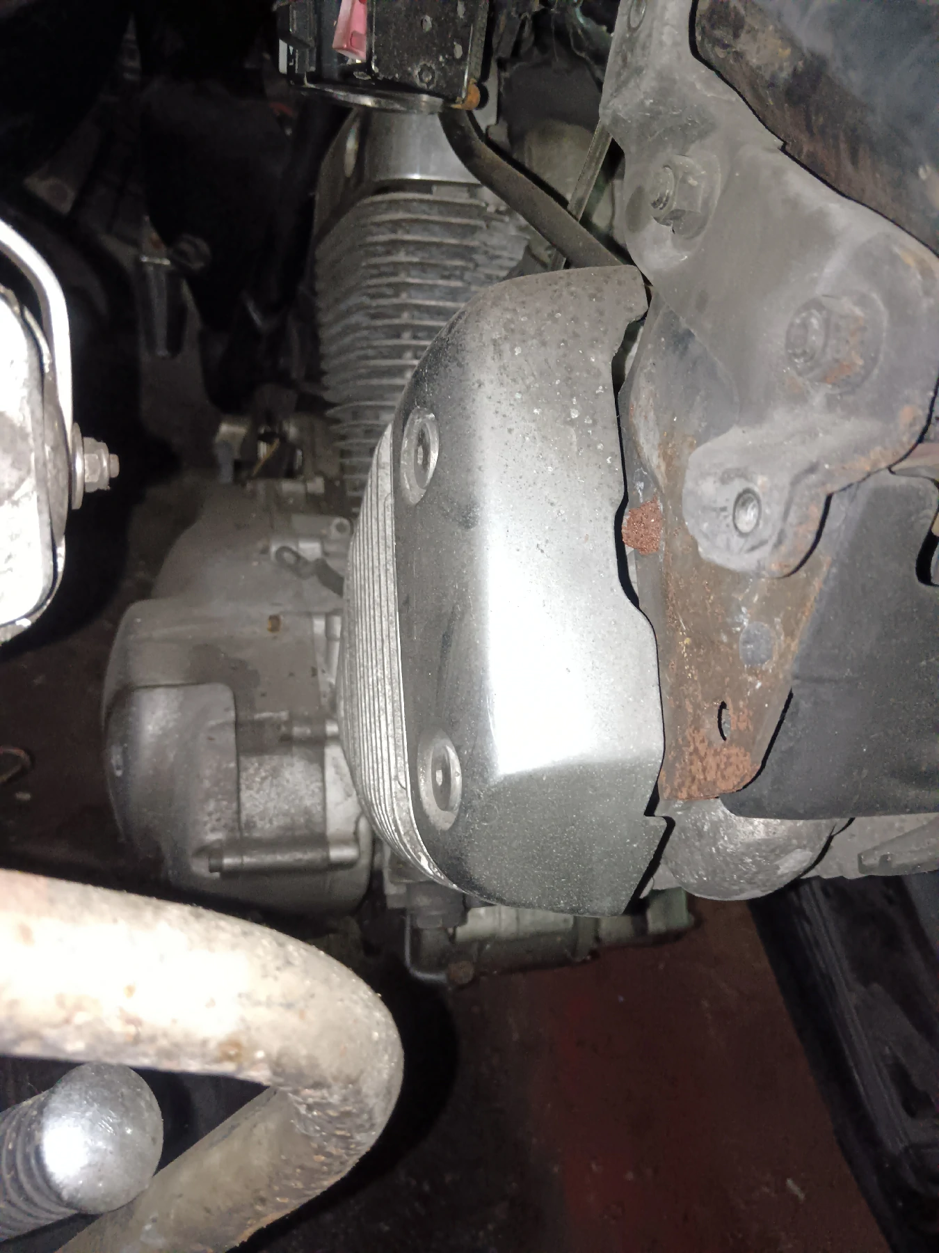 Tapa de balancines cromada y aletas de refrigeración de la culata de un motor Yamaha Virago XV 535 original.