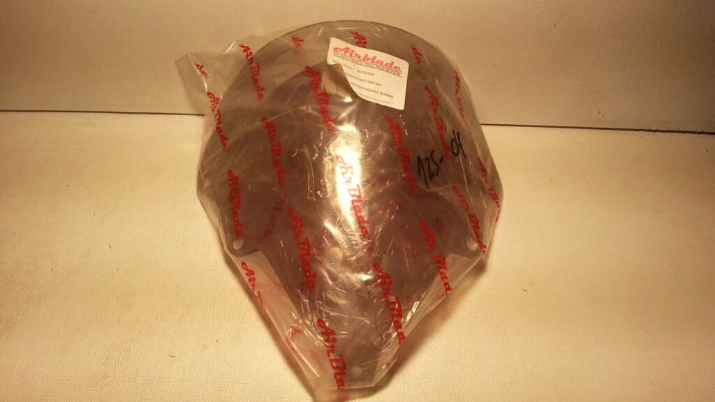 Vista frontal de la cúpula de pantalla deportiva ahumada de doble burbuja marca Airblade para Honda CBR 125 R nueva a estrenar en su bolsa.