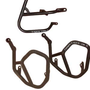 Juego de defensas de motor originales para Triumph Tiger 1200. Protecciones laterales de acero en color negro.