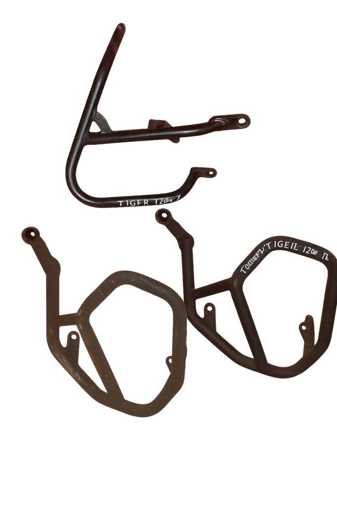 Juego de defensas de motor originales para Triumph Tiger 1200. Protecciones laterales de acero en color negro.