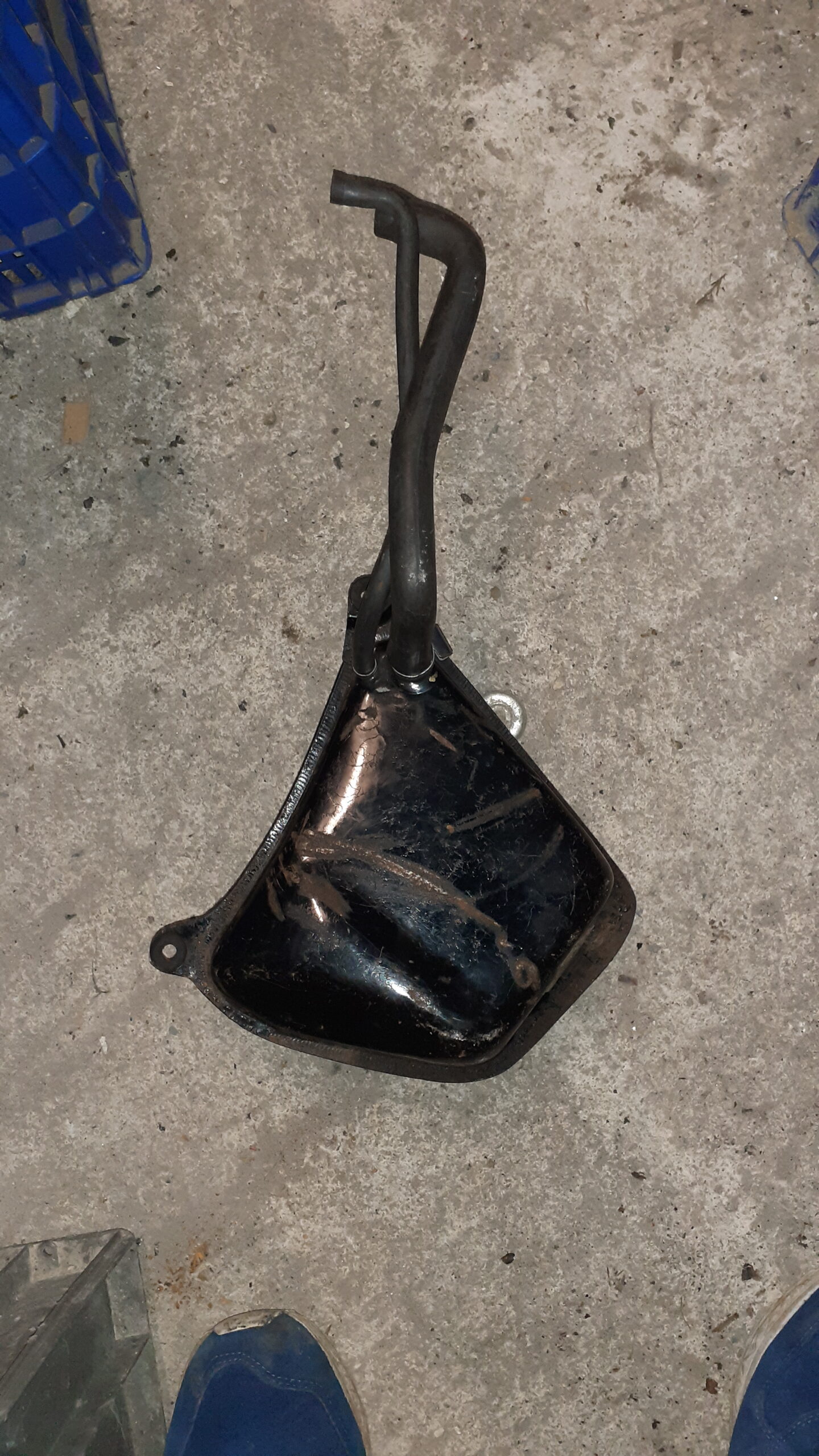 Depósito de aceite negro para Yamaha Virago 1100 con manguitos de goma curvados y tomas de conexión para sistema de engrase.