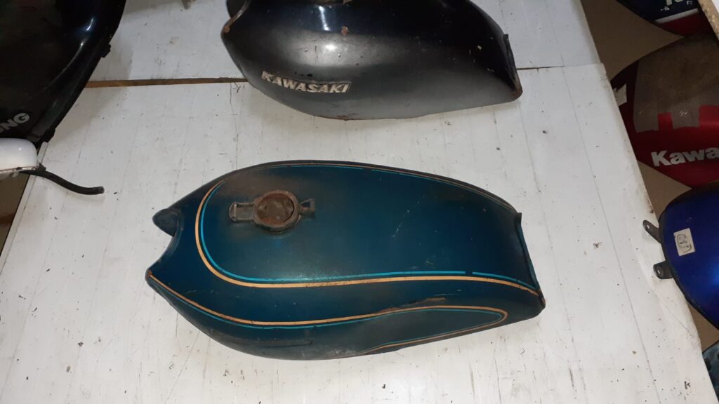 Depósito de combustible original para Kawasaki KZ 400, color azul con líneas clásicas, recambio de serie para restauración.