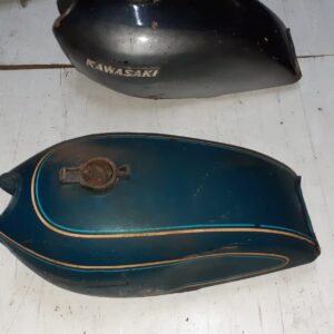Depósito de combustible original para Kawasaki KZ 400, color azul con líneas clásicas, recambio de serie para restauración.