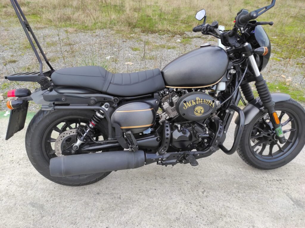 Vista lateral de motocicleta Hyosung GV 300 S, unidad disponible para despiece de recambios originales verificados.