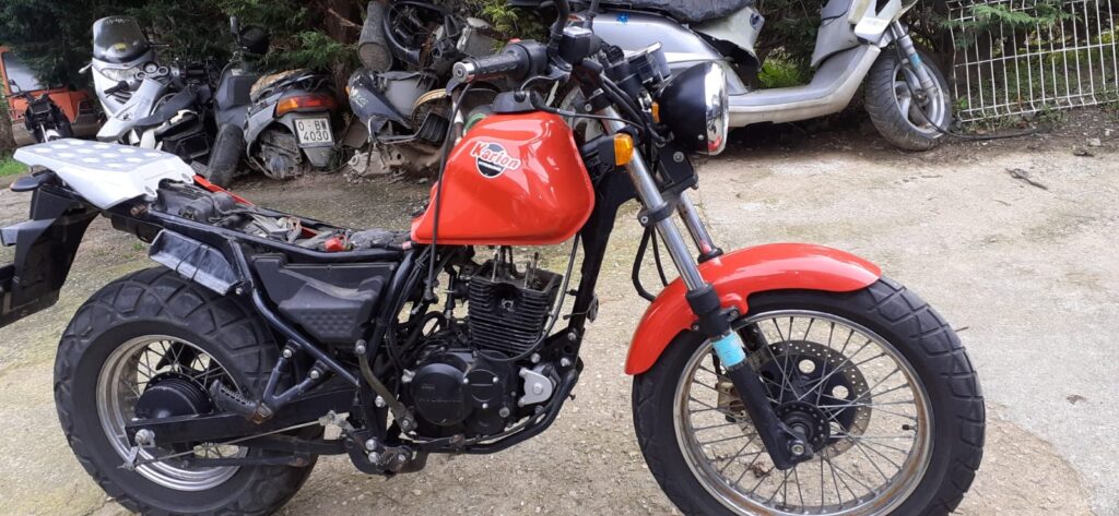 Despiece de moto Hyosung Karion 125 roja. Vista lateral del chasis, depósito y motor para venta de recambios originales.