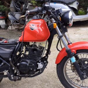 Despiece de moto Hyosung Karion 125 roja. Vista lateral del chasis, depósito y motor para venta de recambios originales.