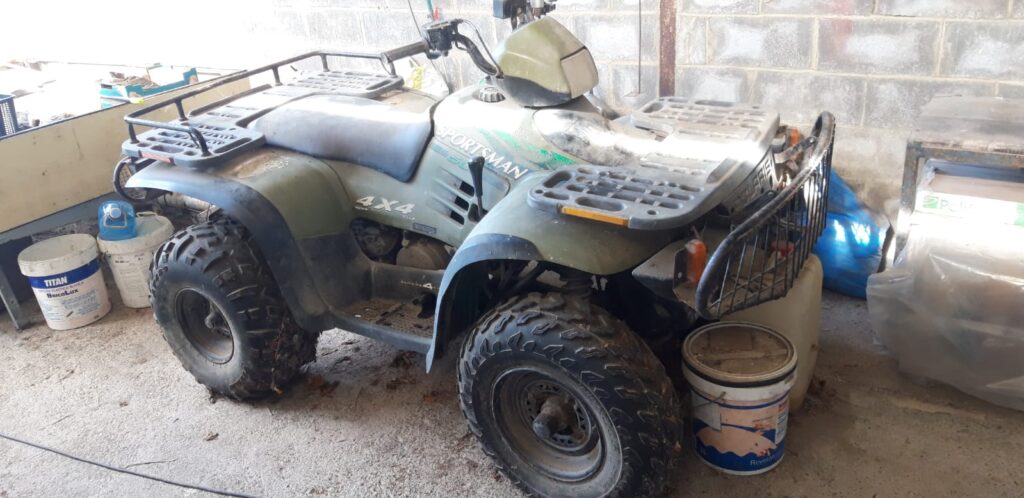 Unidad de despiece de quad Polaris Sportsman 500 4x4 del año 2000 en color verde. Recambios revisados.