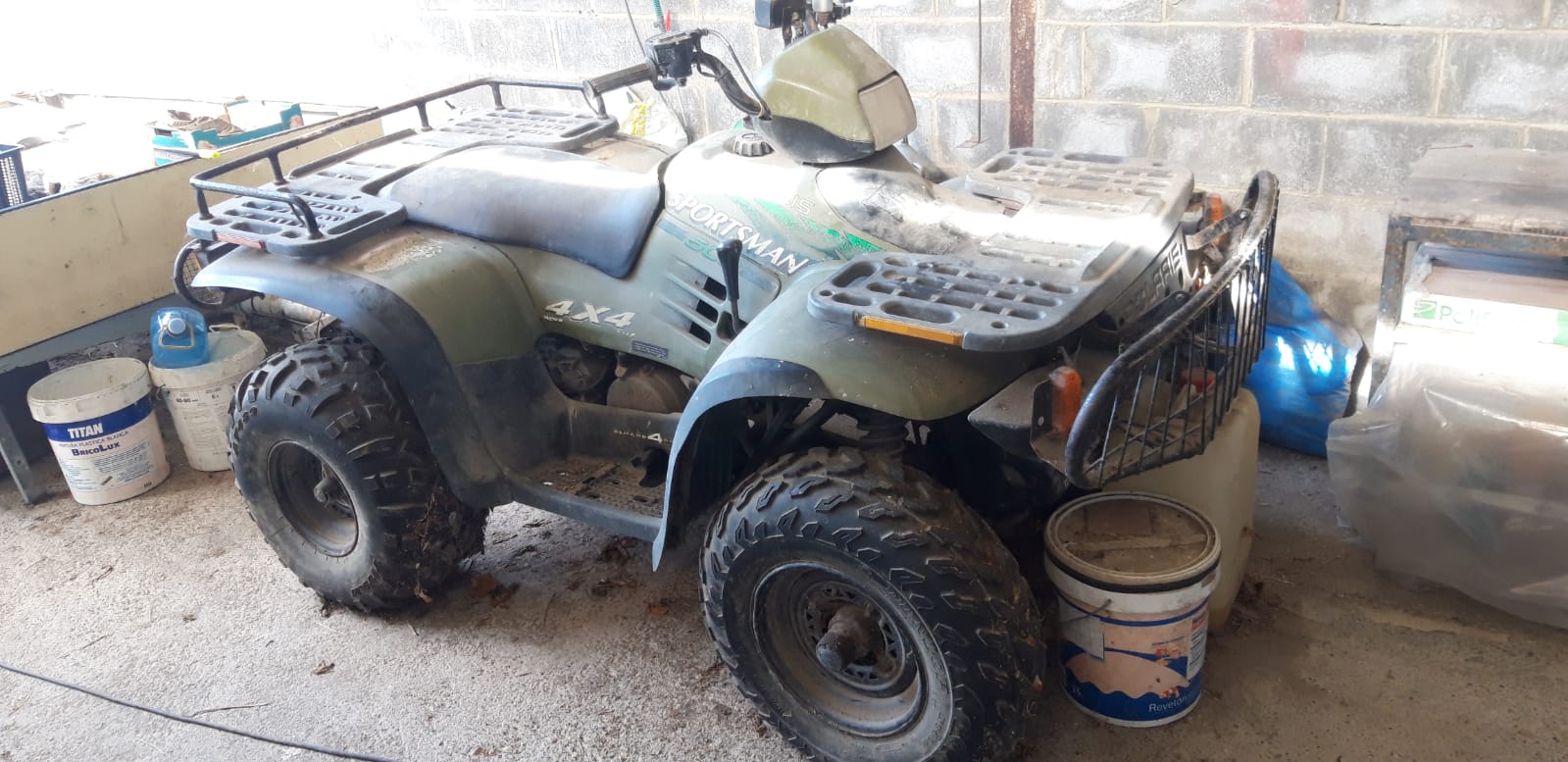 Unidad de despiece de quad Polaris Sportsman 500 4x4 del año 2000 en color verde. Recambios revisados.