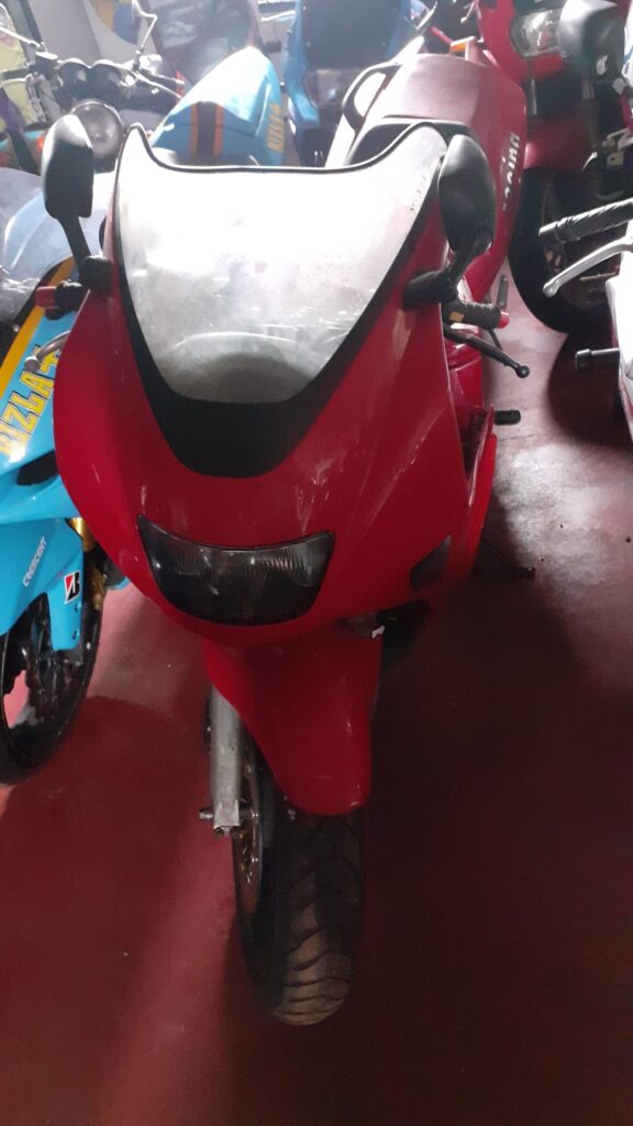 Despiece completo de Suzuki RF 600 R roja. Recambios de carenado, motor, faro y piezas originales revisadas de época.