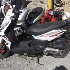 Despiece completo de scooter SYM Orbit II 50cc blanca. Recambios de motor, carenado, horquilla, ruedas y componentes.