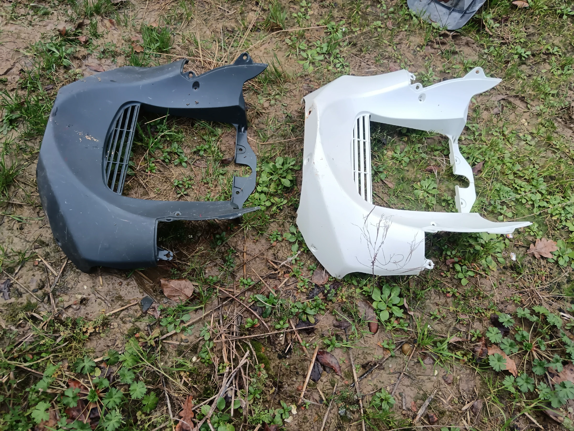 Detalle de quilla frontal central para Suzuki Burgman 125 (2004-2007). Carenado inferior revisado en blanco y negro mate.