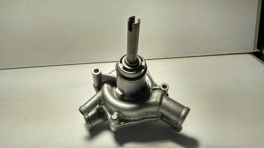 Vista trasera del eje de arrastre y junta de estanqueidad de la bomba de agua original de Honda CBR 600 F 2001.