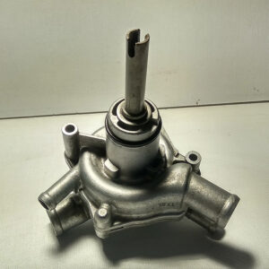 Vista trasera del eje de arrastre y junta de estanqueidad de la bomba de agua original de Honda CBR 600 F 2001.
