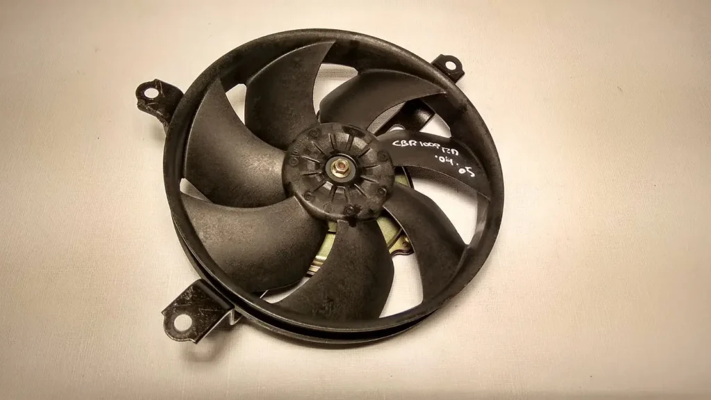 Vista frontal del electroventilador de radiador original con aspas plásticas para motocicleta Honda CBR 1000 RR años 2004 y 2005.