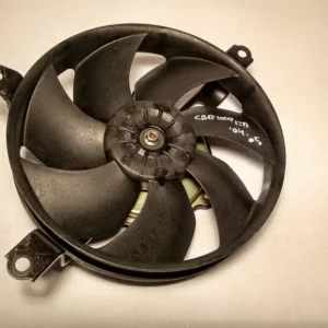 Vista frontal del electroventilador de radiador original con aspas plásticas para motocicleta Honda CBR 1000 RR años 2004 y 2005.