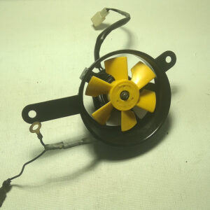 Vista frontal del electroventilador de radiador original con hélice amarilla de seis aspas para motocicleta Honda CBR 125 R años 2004 a 2006.