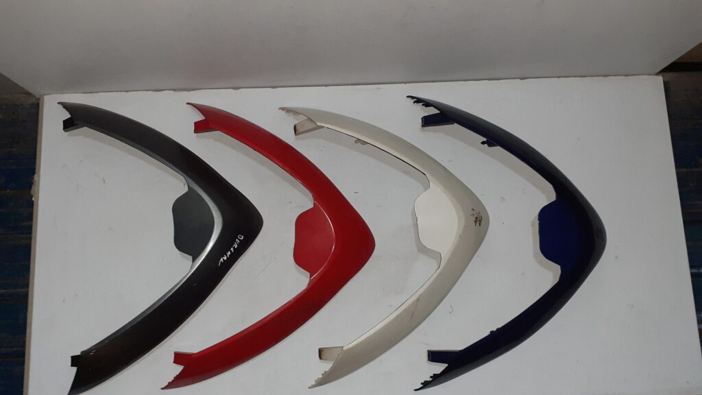 Embellecedores de cúpula para Suzuki Burgman en colores negro, rojo, blanco y azul. Recambio frontal de carenado.