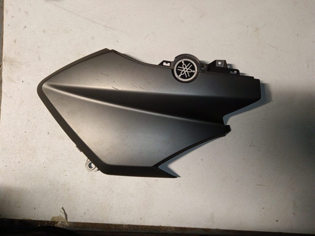 Embellecedor frontal izquierdo original en negro mate para Yamaha NMAX, recambio de carrocería en perfecto estado.