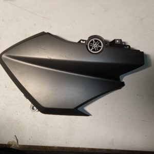 Embellecedor frontal izquierdo original en negro mate para Yamaha NMAX, recambio de carrocería en perfecto estado.