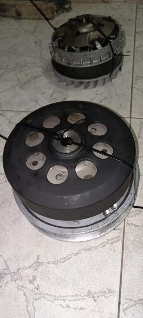Embrague completo original para Yamaha X-MAX 400 año 2018 con 8000 km, pieza recuperada y verificada.