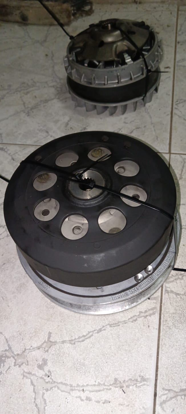 Embrague completo original para Yamaha X-MAX 400 año 2018 con 8000 km, pieza recuperada y verificada.