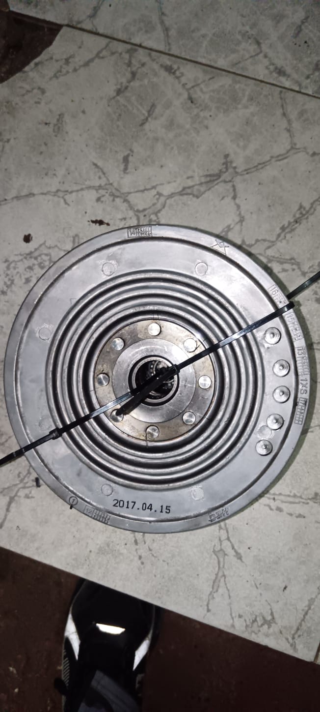 Detalle de las poleas del embrague original para Yamaha X-MAX 400 año 2018 con 8.000 km, recambio recuperado.