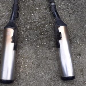 Pareja de silenciadores de escape marca Sito para Kawasaki GPZ 500 S, modelos de 1990 a 1992, mostrados sobre asfalto.