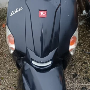 Escudo frontal completo para scooter Kymco Like color negro. Incluye emblema original. Carenado en perfecto estado.