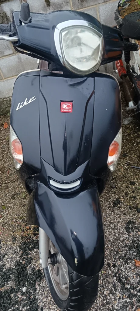 Escudo frontal completo para scooter Kymco Like color negro. Incluye emblema original. Carenado en perfecto estado.