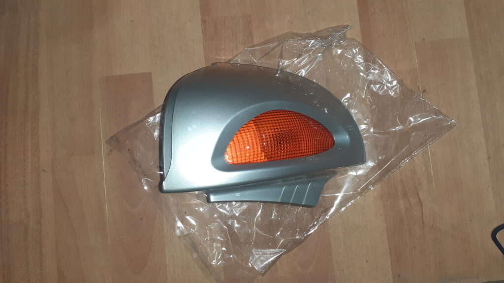 Espejo retrovisor derecho original para BMW R 1100 RT y R 850 RT en color gris con intermitente naranja integrado.