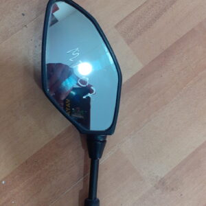 Vista frontal de la luna del espejo retrovisor izquierdo original Yamaha MT-07, cristal de alta visibilidad sin distorsiones.