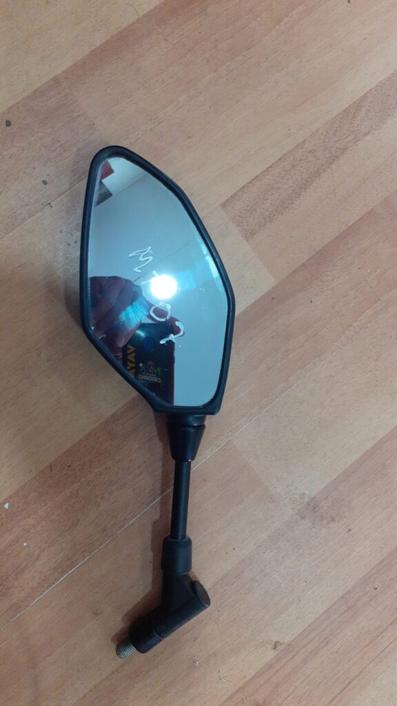 Vista frontal de la luna del espejo retrovisor izquierdo original Yamaha MT-07, cristal de alta visibilidad sin distorsiones.