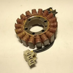 Vista superior del estator de alternador original con bobinado de cobre y clema de conexión para Honda CBR 600 RR 2003.