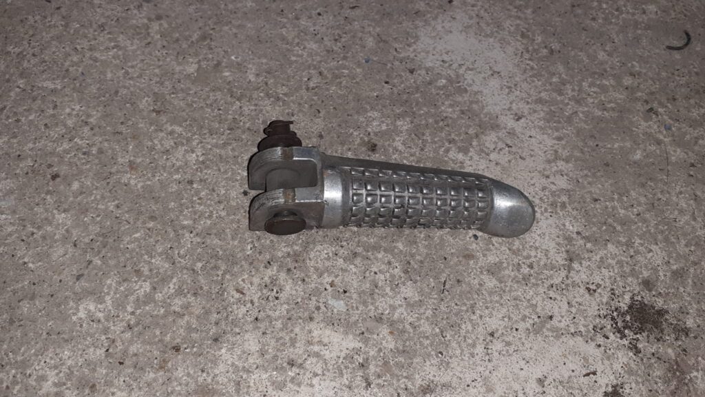 Estribera trasera izquierda original para Suzuki GSX-R 750 y 1100 (1988-1995), recambio recuperado de aluminio.
