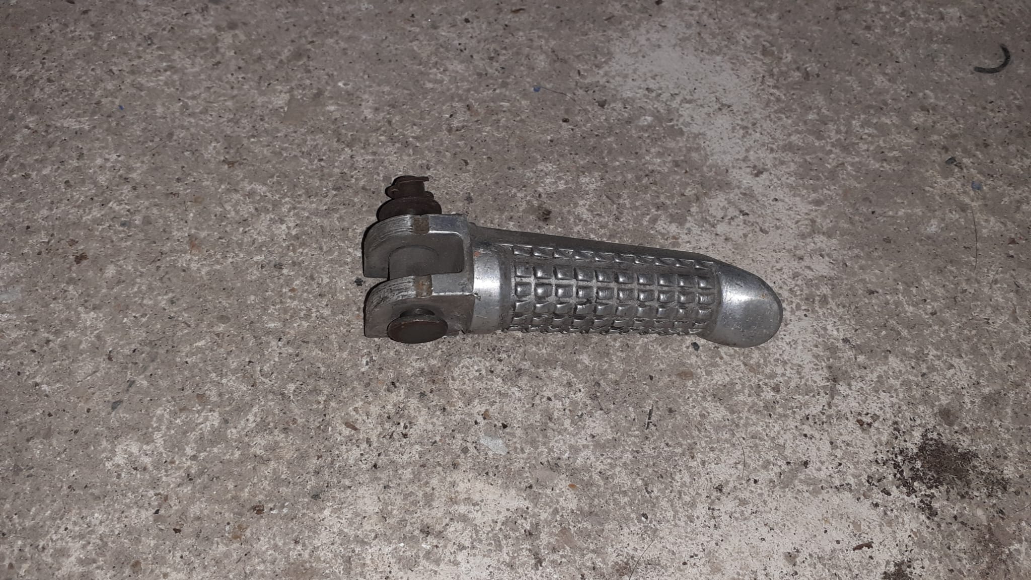 Estribera trasera izquierda original para Suzuki GSX-R 750 y 1100 (1988-1995), recambio recuperado de aluminio.