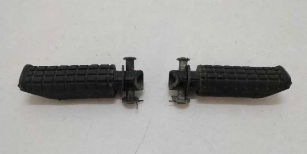 Juego de estriberas traseras originales para pasajero de Honda CBR 600 F1 (1990-1991), gomas en buen estado con pasadores incluidos.