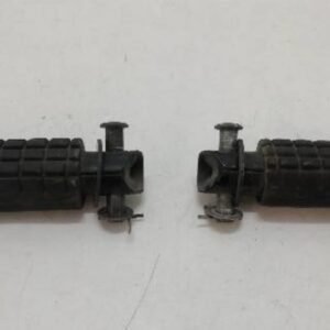 Juego de estriberas traseras originales para pasajero de Honda CBR 600 F1 (1990-1991), gomas en buen estado con pasadores incluidos.