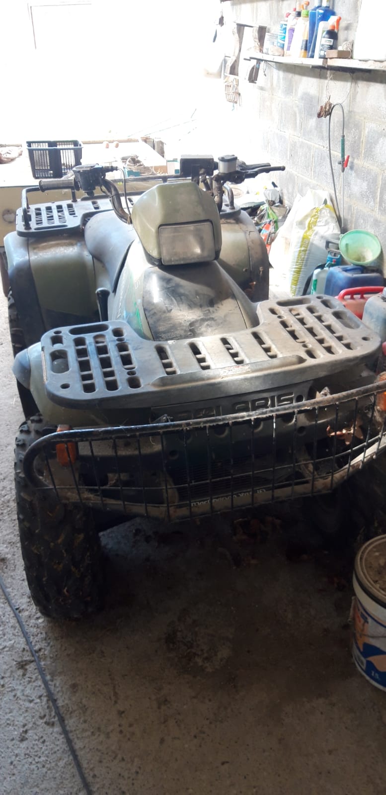 Vista frontal del despiece de Polaris Sportsman 500 4x4 (2000) mostrando ópticas y defensas delanteras.