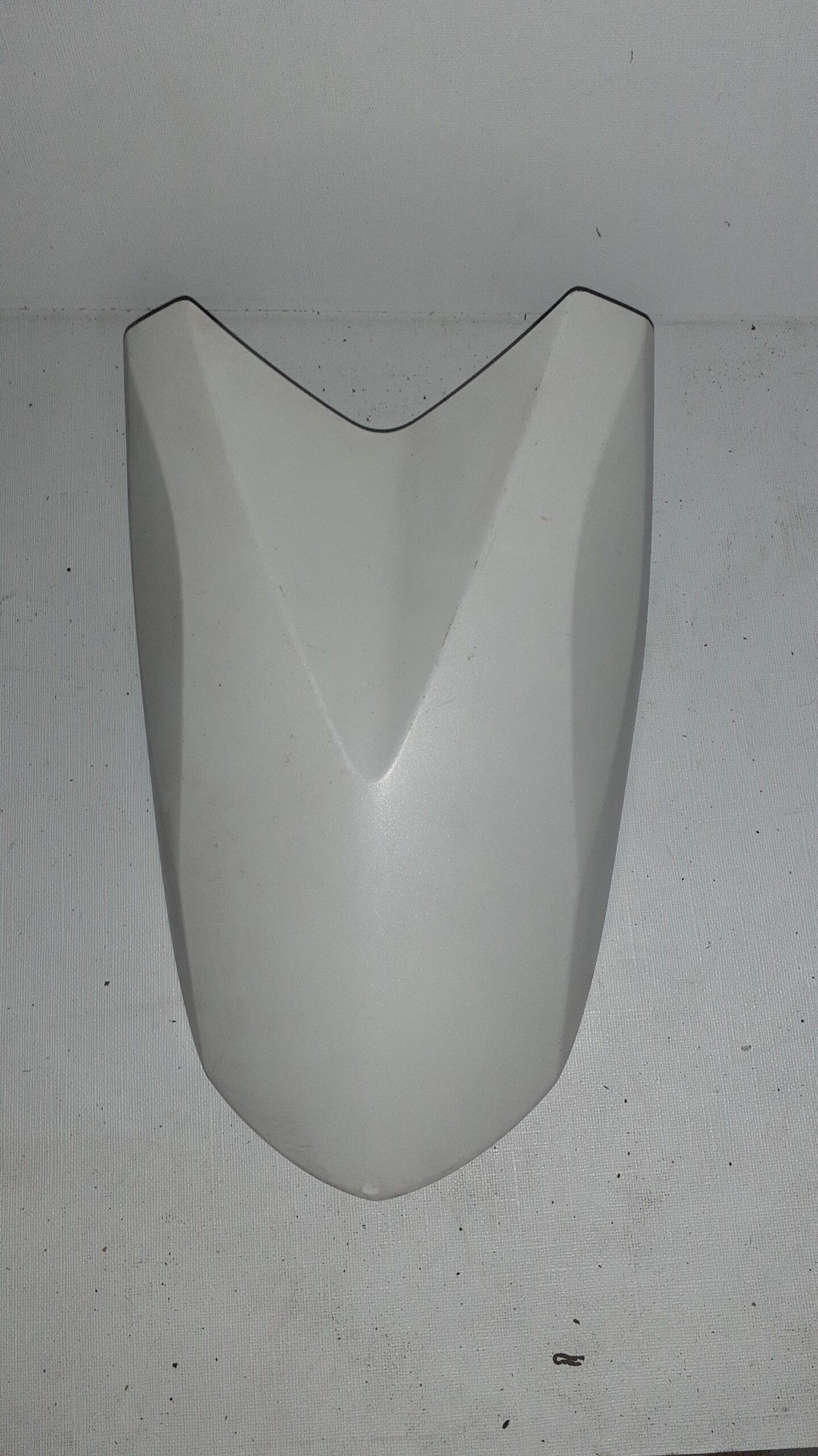 Guardabarros delantero original para Yamaha X-Max 125 (2014) en color blanco, pieza de carenado frontal verificada.