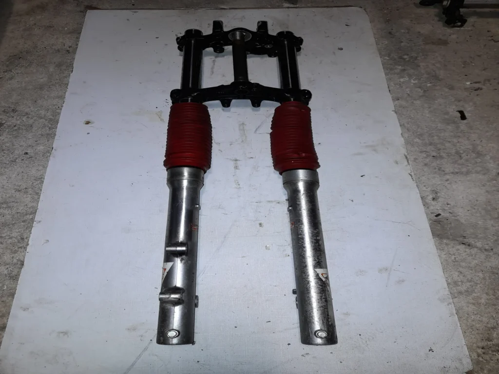 Horquilla delantera completa con tijas y fuelles rojos para Honda CRM 75 modelos de 1989 a 1992.